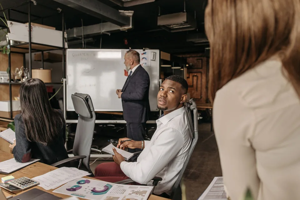 Équipe professionnelle réunie pendant un briefing